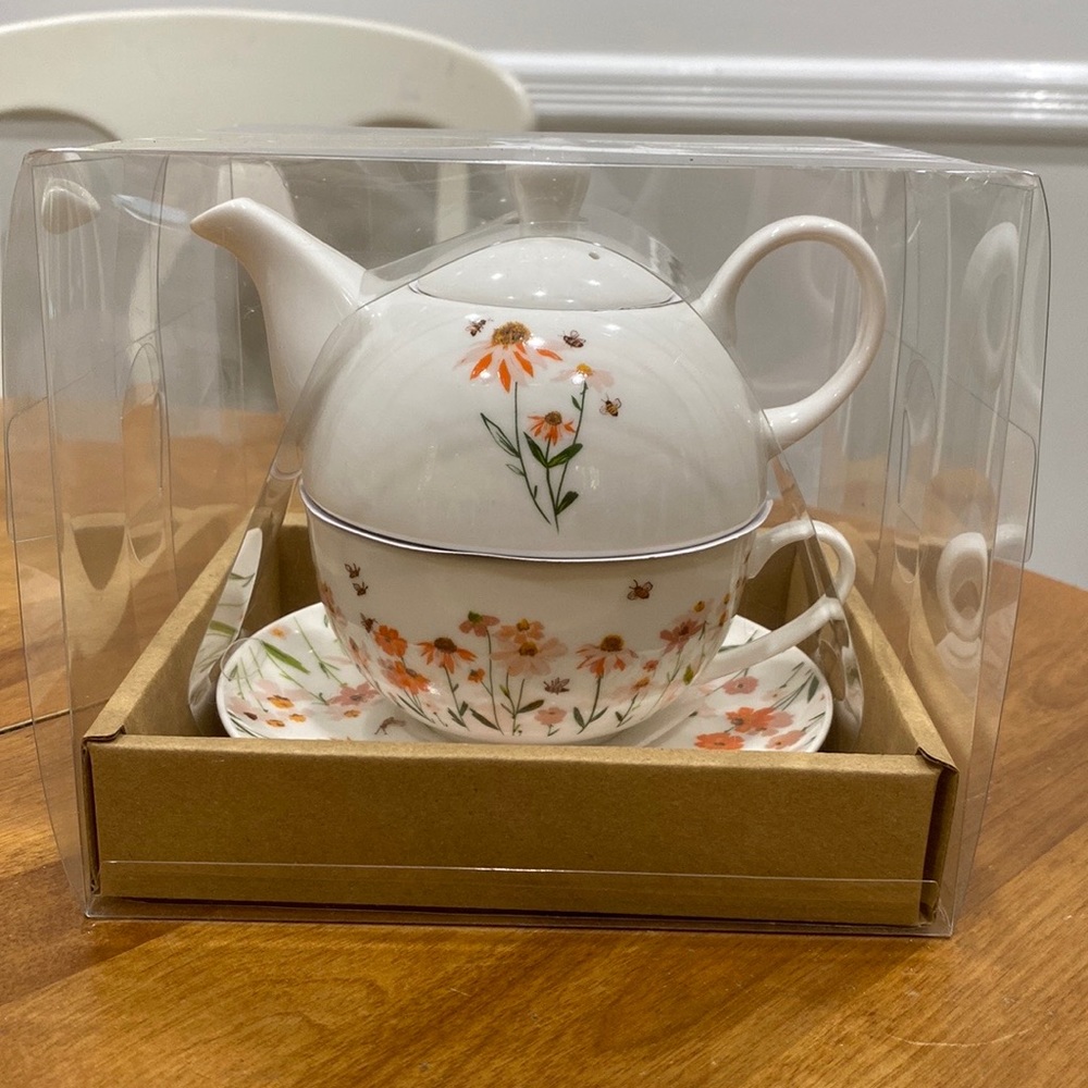 NWT.  Teapot/cup/saucer serve-ware set. - Picture 2 of 8